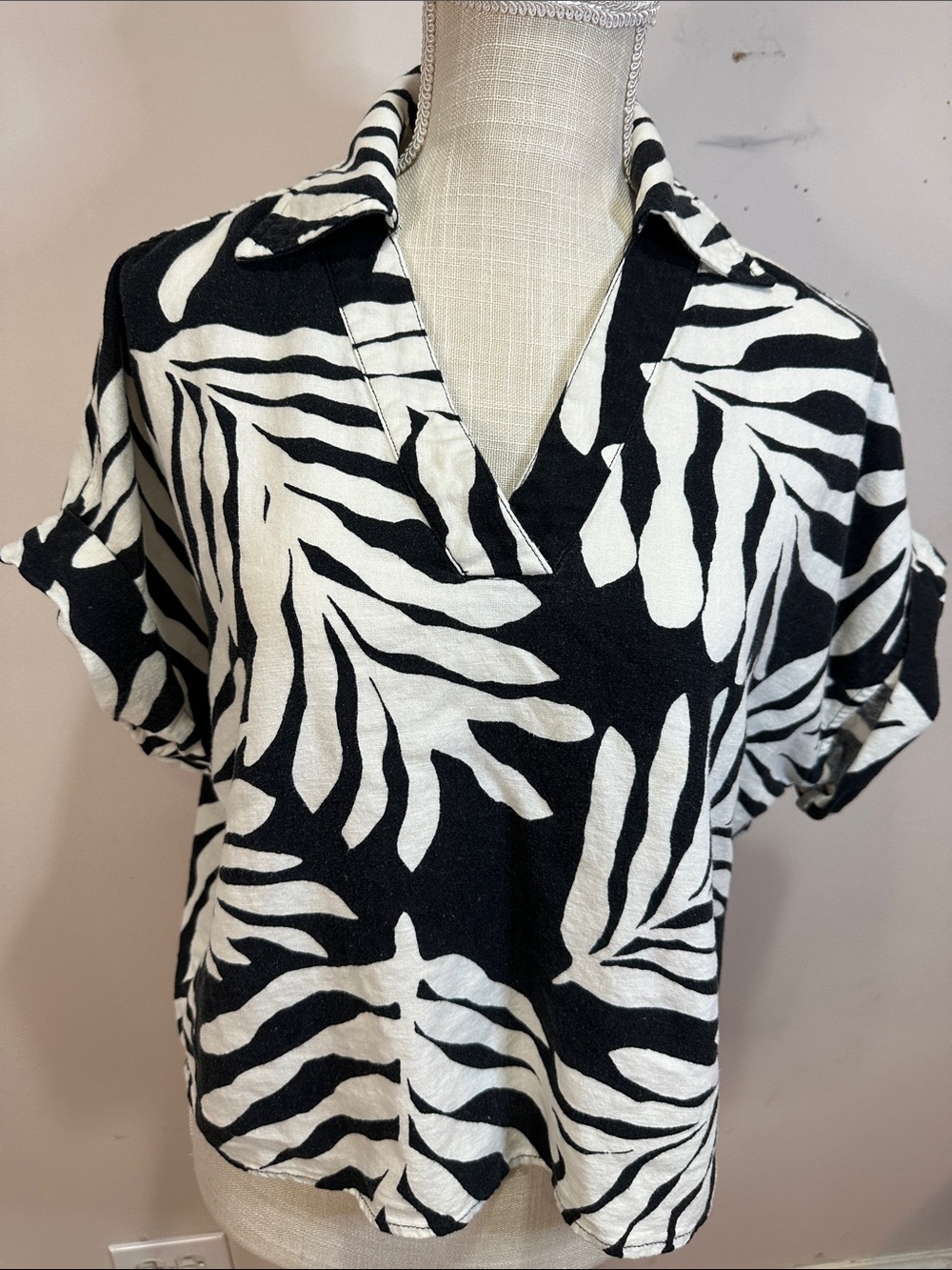 RACHEL Rachel Roy Black & White Leaf Print Button-Down Top